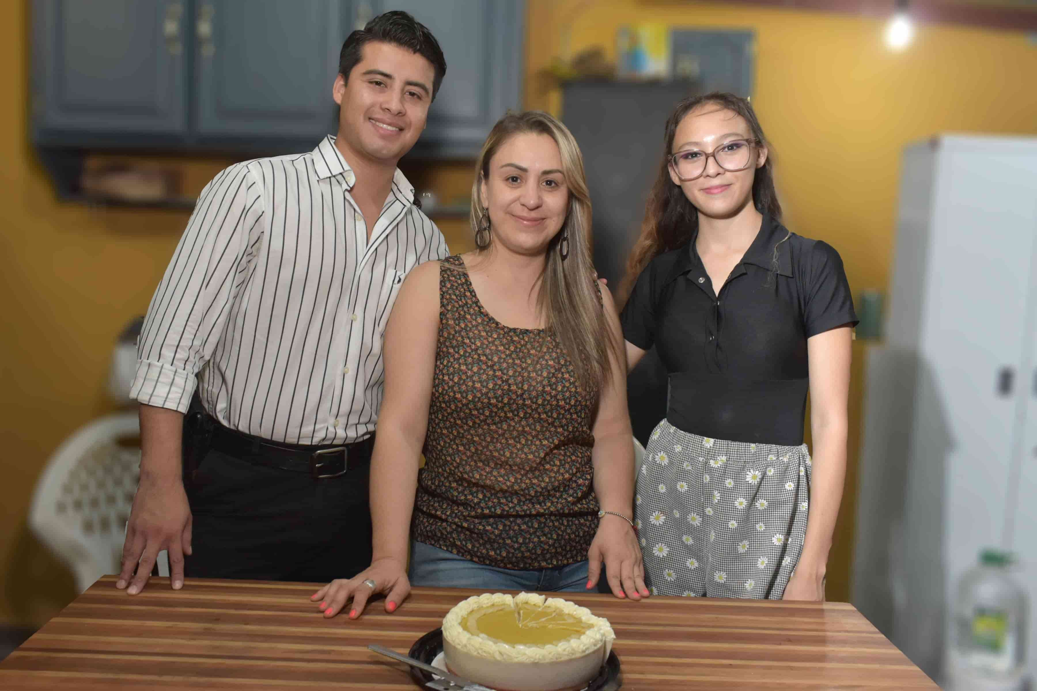 Festejan cumpleaños de Diana