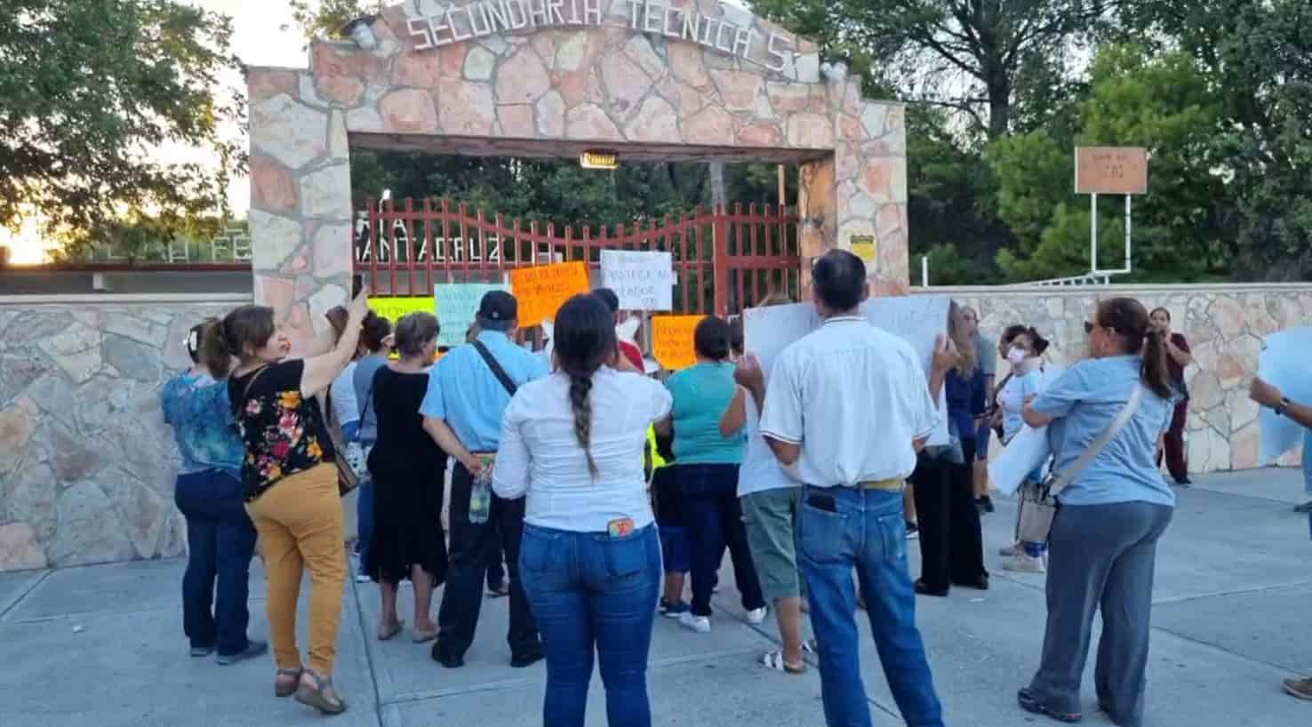 “Protege director a alumnos violadores”