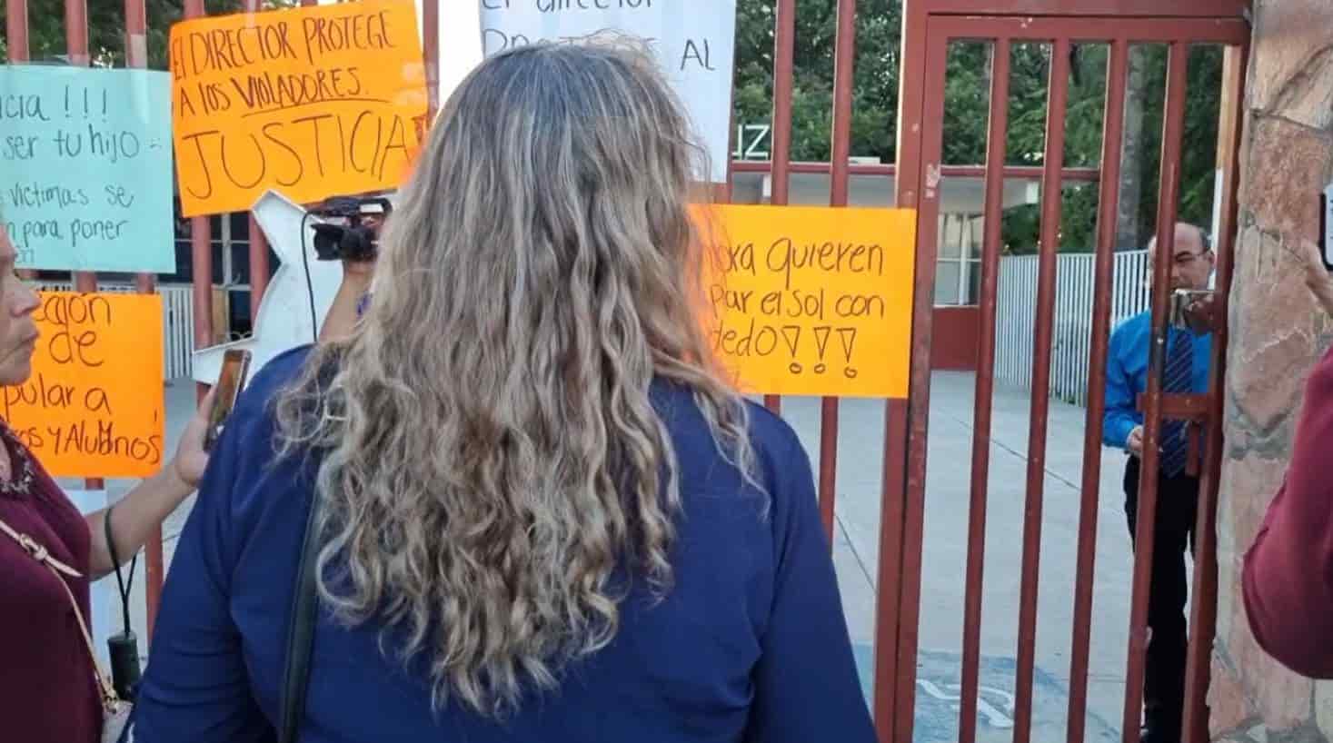 “Protege director a alumnos violadores”