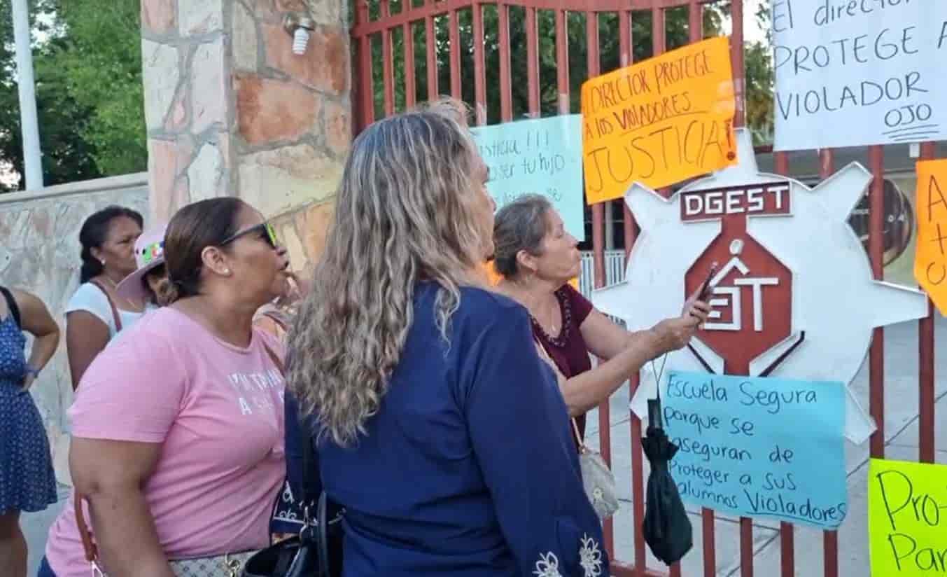 “Protege director a alumnos violadores”