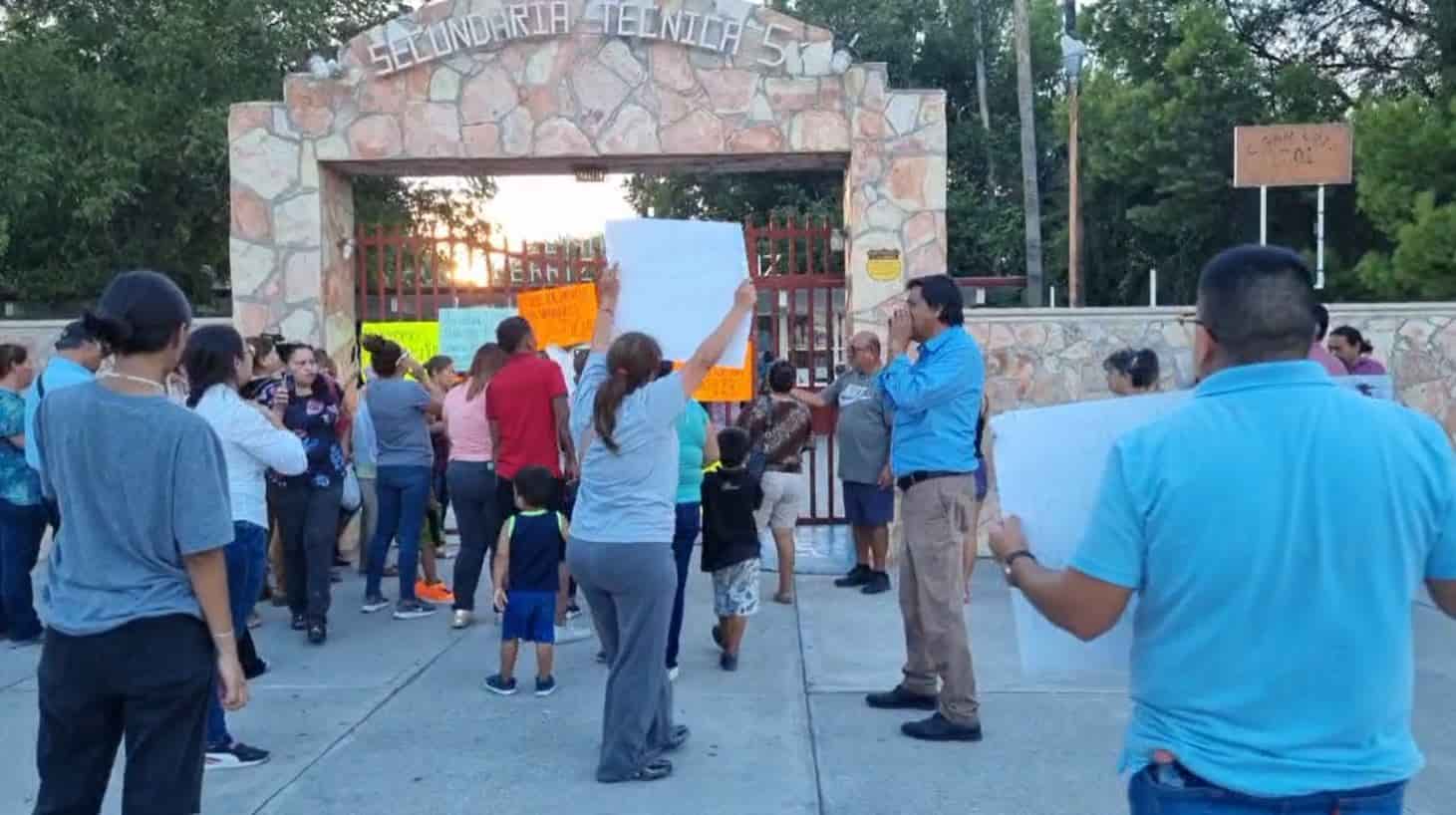 “Protege director a alumnos violadores”