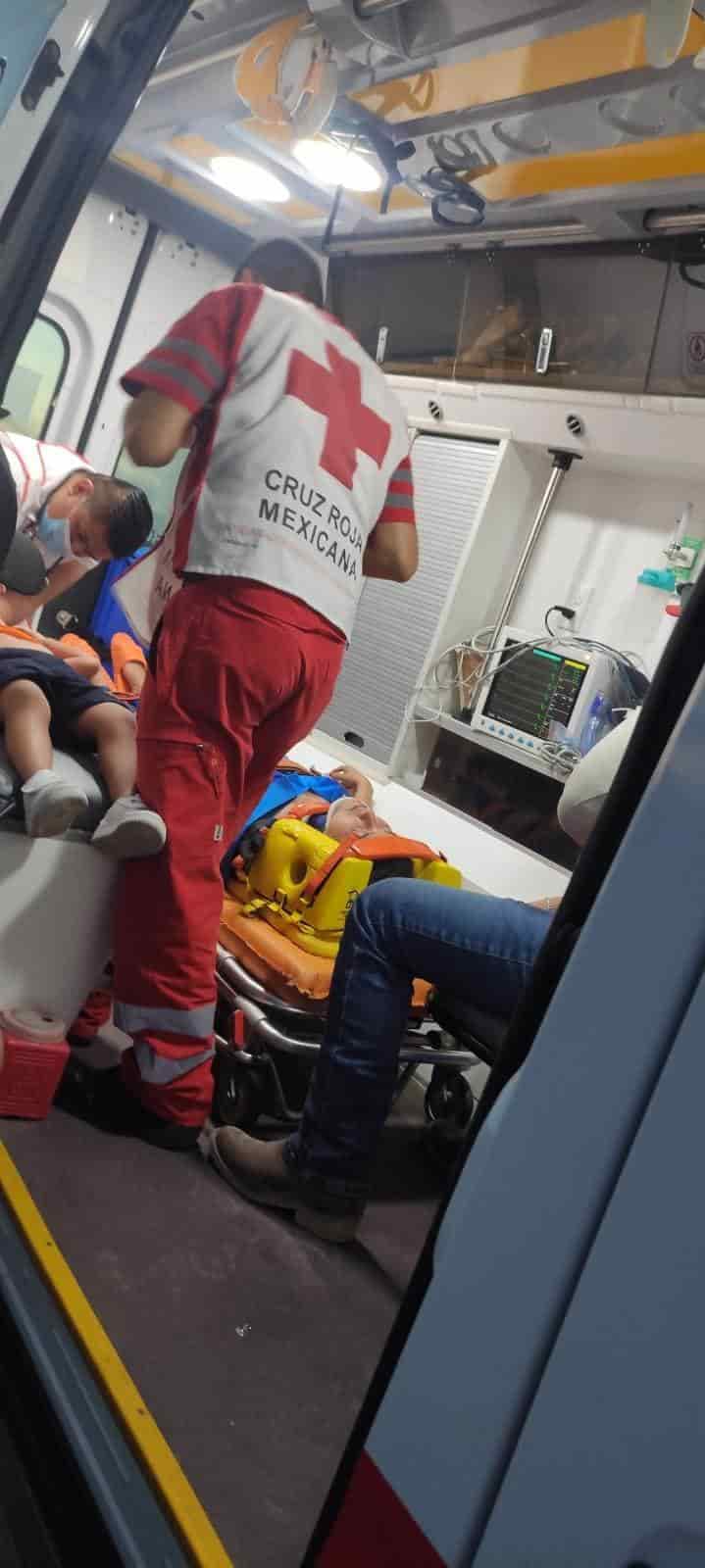 Vuelca familia en Candela