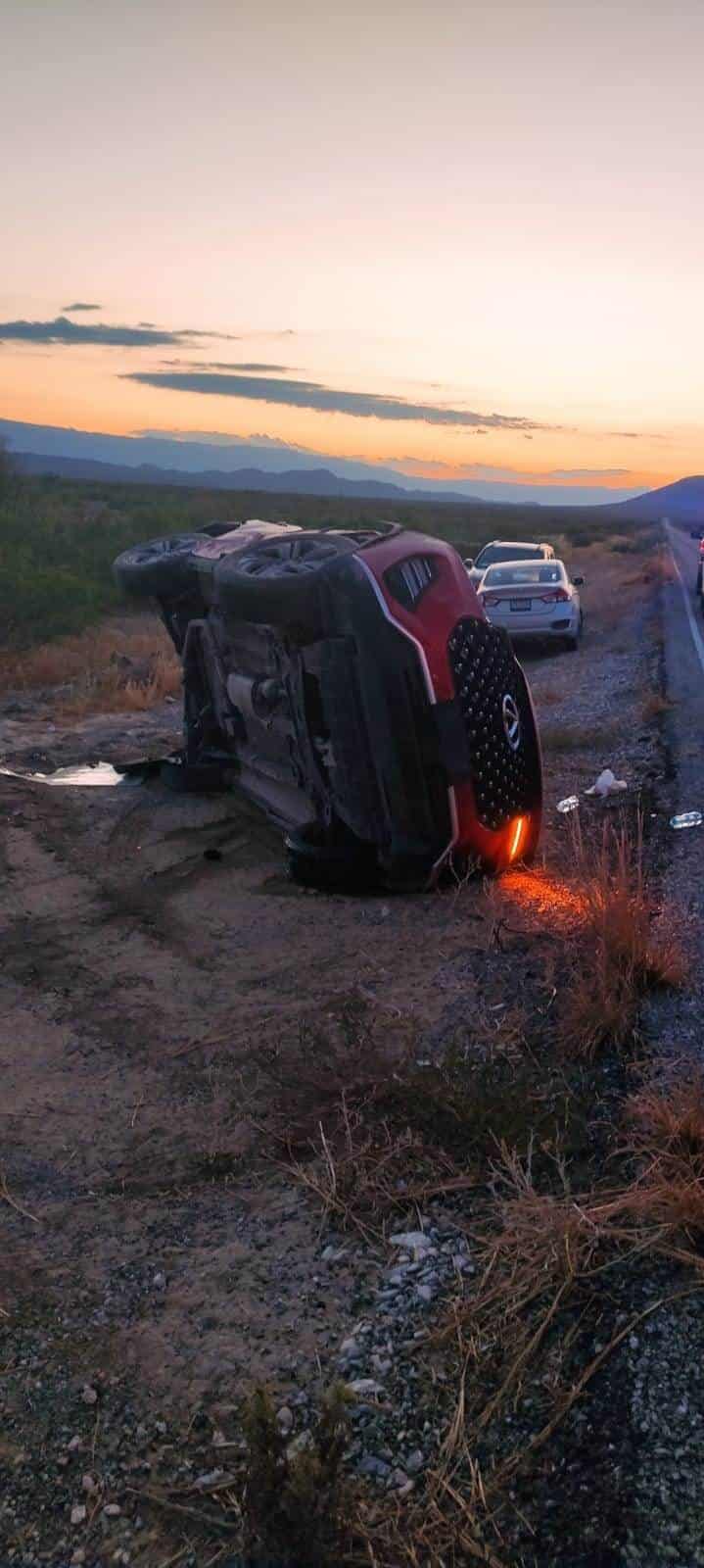 Vuelca familia en Candela