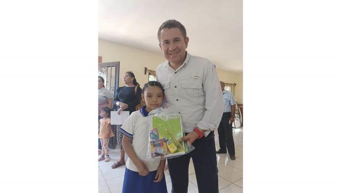 Entrega Hugo Lozano kits a más niños