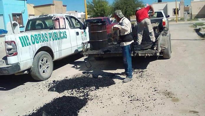 Avanzan obras de bacheo en Nava