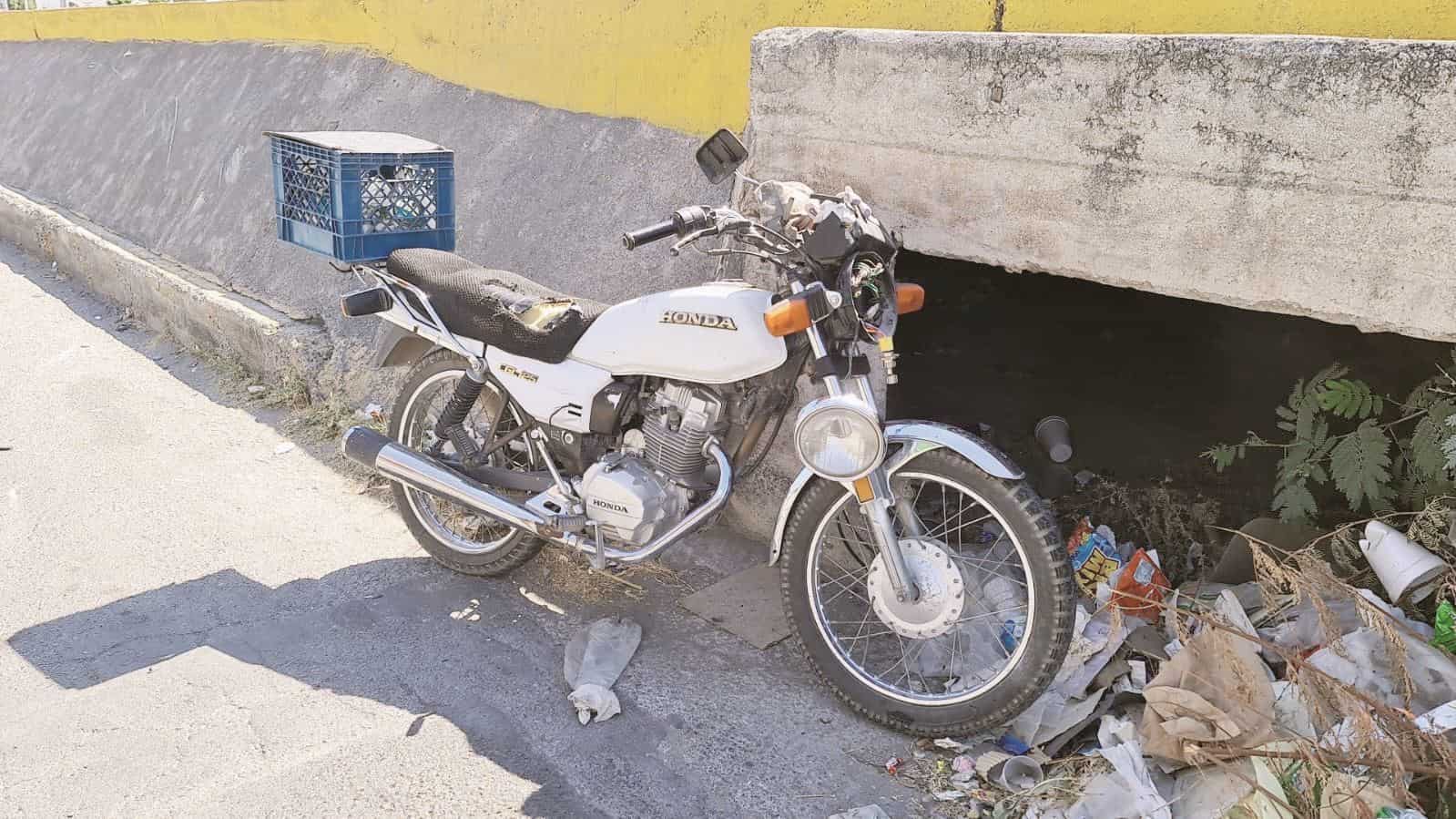 Sale volando con todo y moto