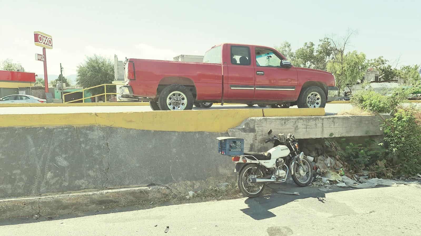 Sale volando con todo y moto