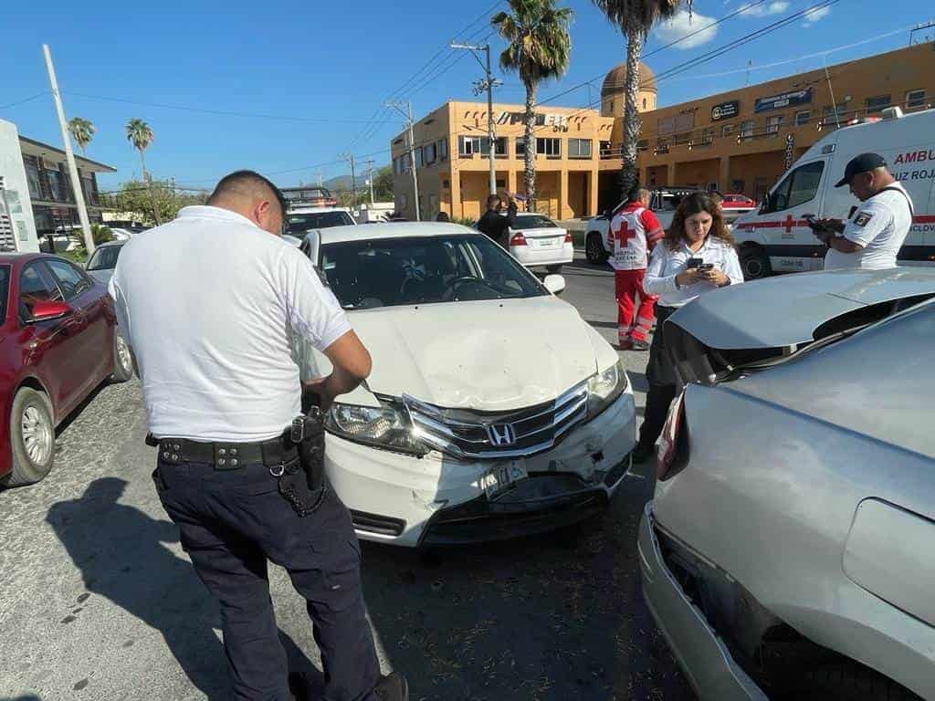 Causa choque y lesiona a niña