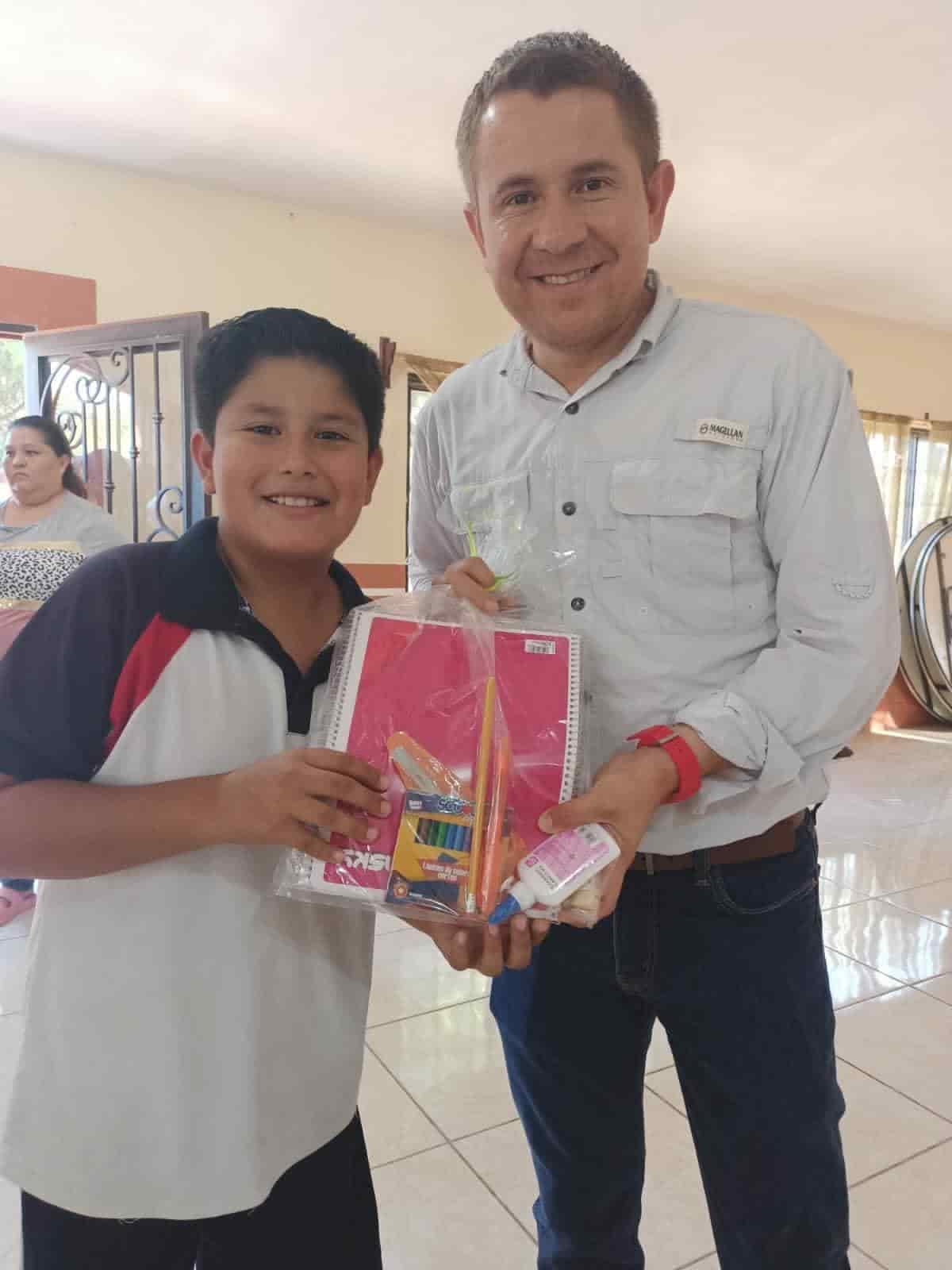 Entrega Hugo Lozano kits a más niños