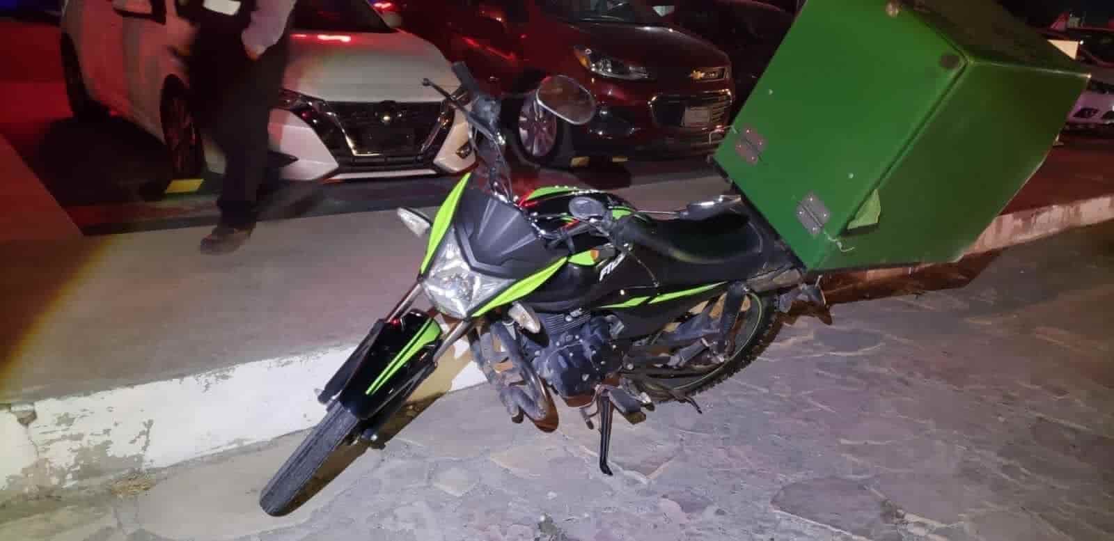 ¡Derrapa y cae de su motocicleta!