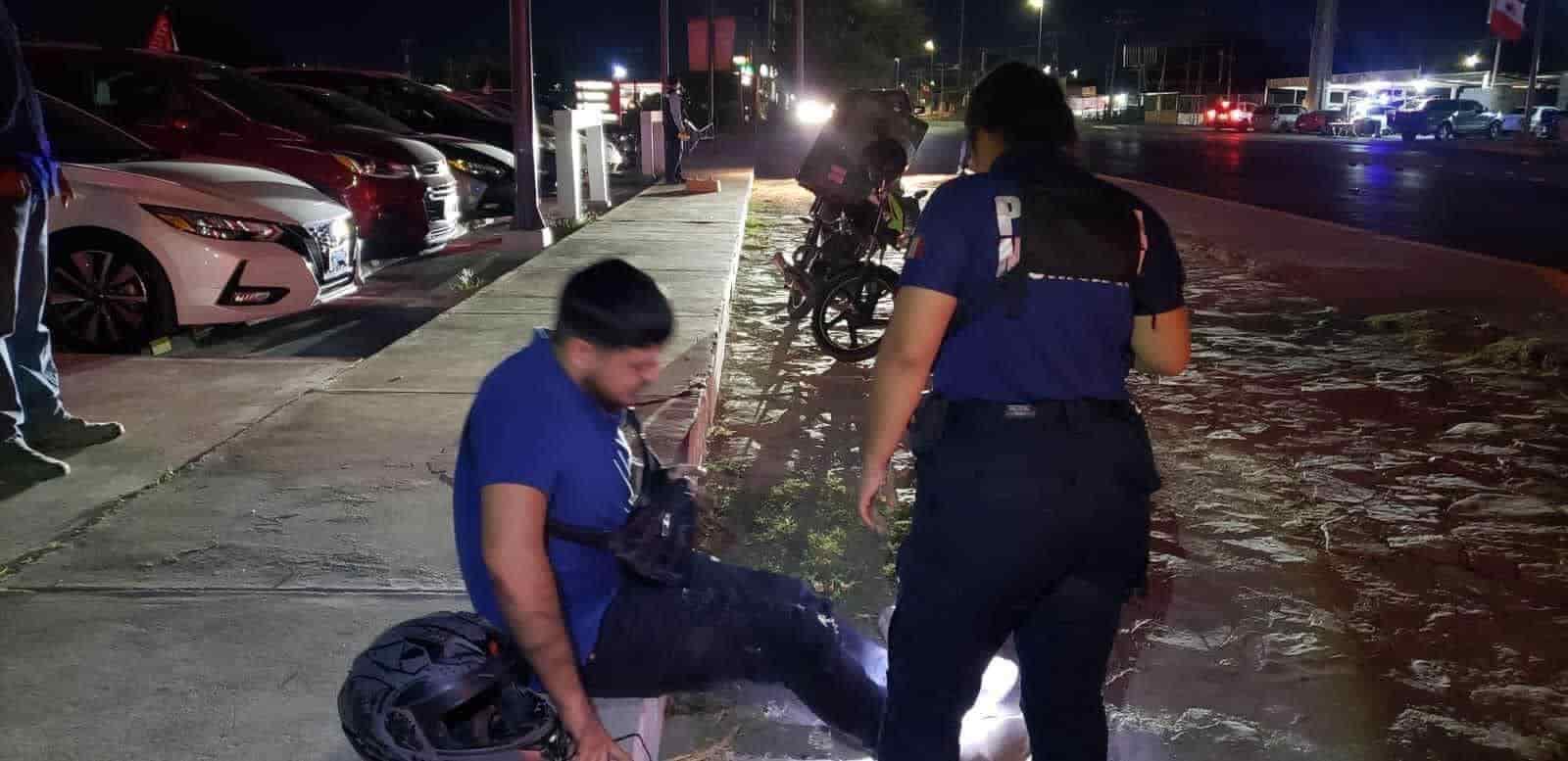 ¡Derrapa y cae de su motocicleta!