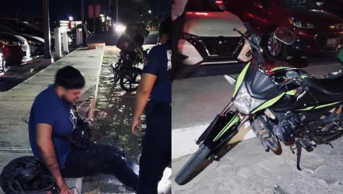 ¡Derrapa y cae de su motocicleta!
