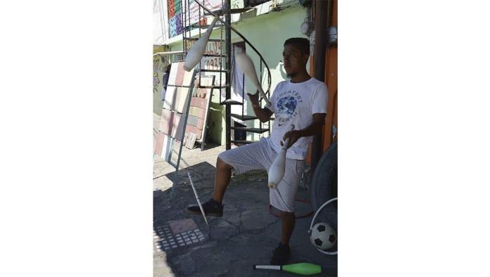 Malabarista busca cumplir su sueño
