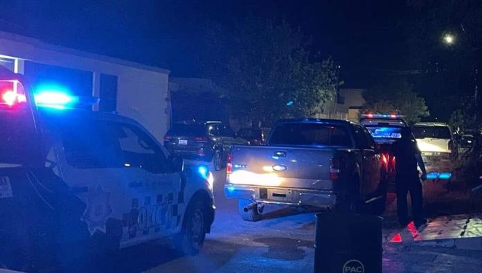 Se queda dormido y ‘rebota’ en poste