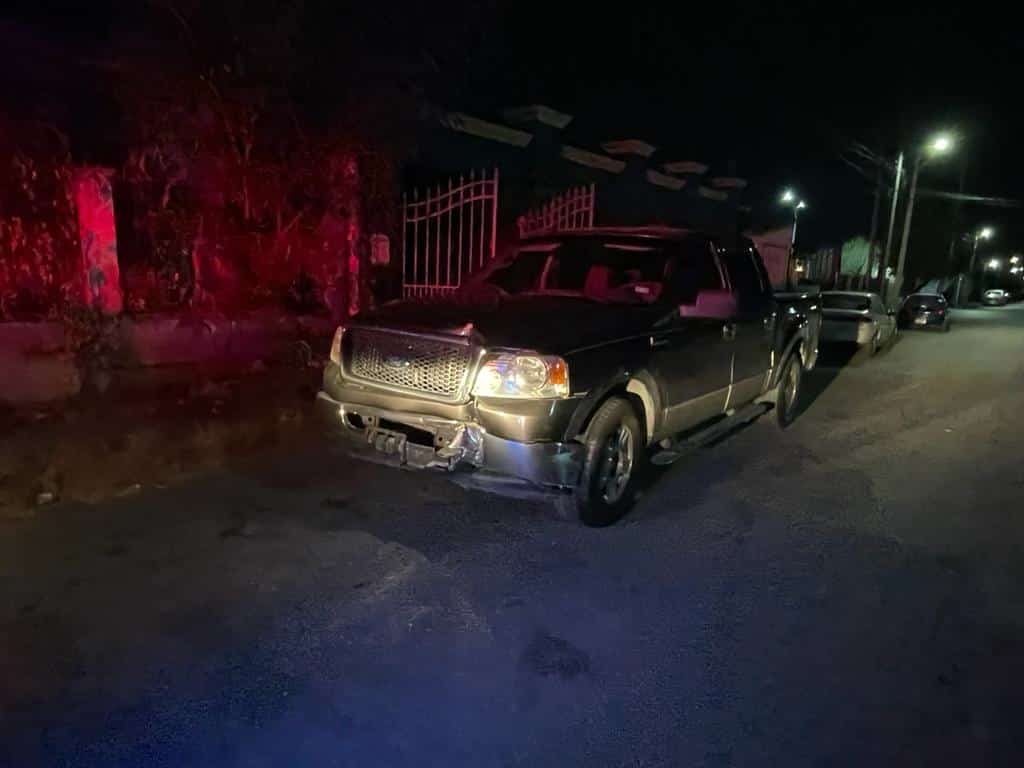 Se queda dormido y ‘rebota’ en poste