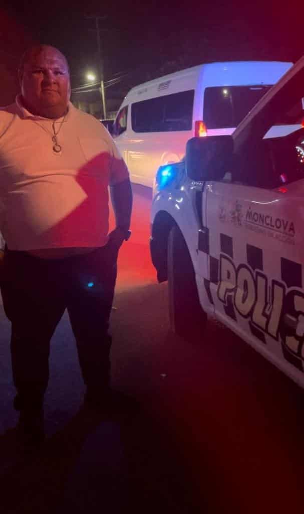 Se queda dormido y ‘rebota’ en poste