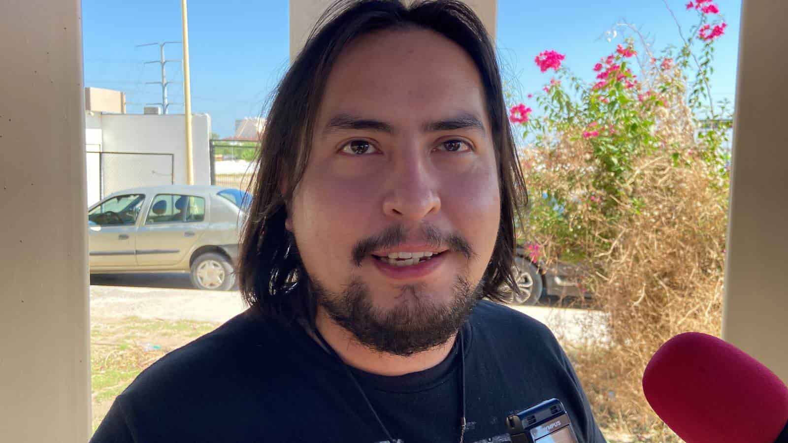 ¡Mujer le robó el corazón, el celular y hasta el carro a joven texano!