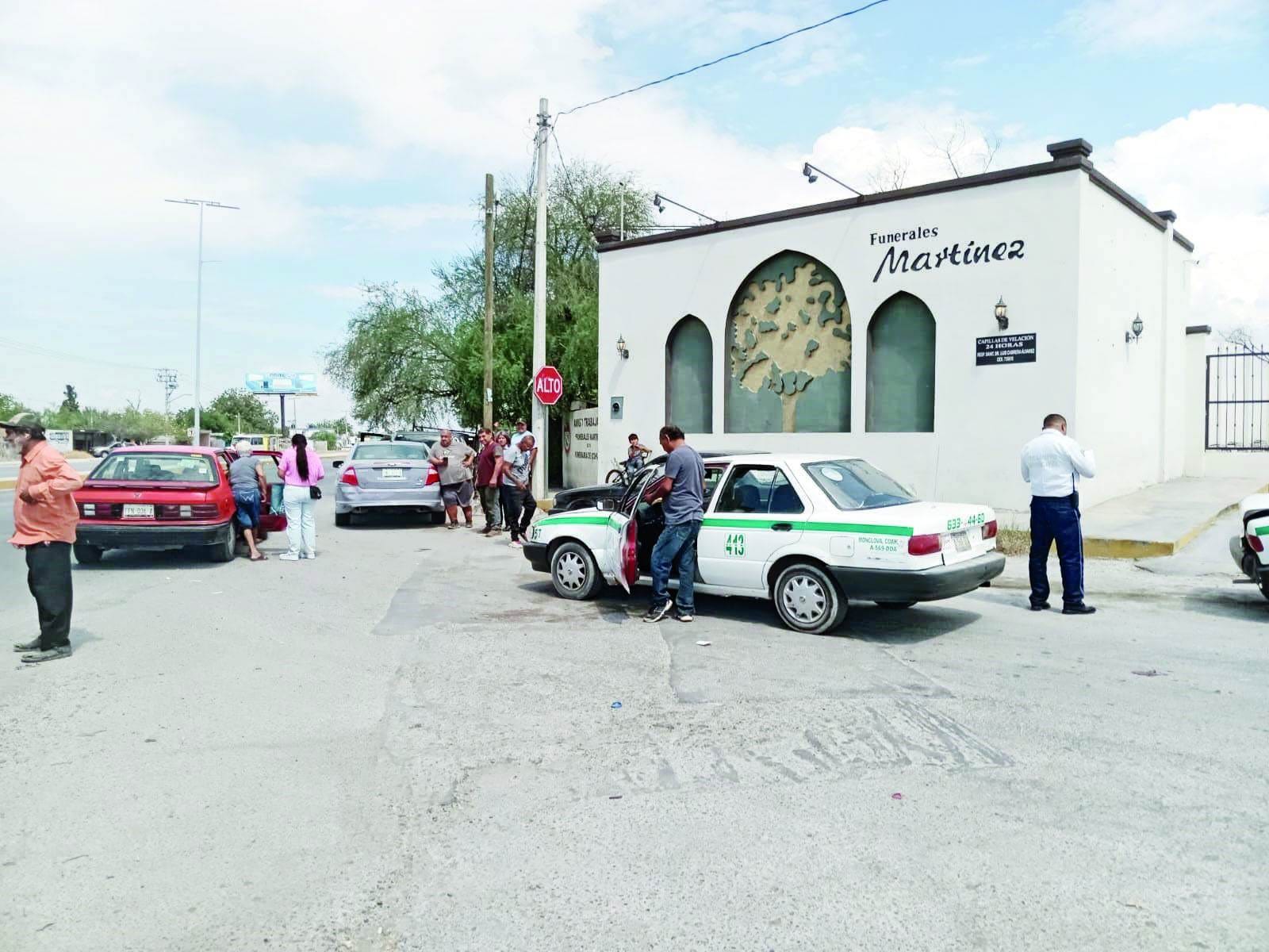 Lesiona cafre a pasajera de taxi