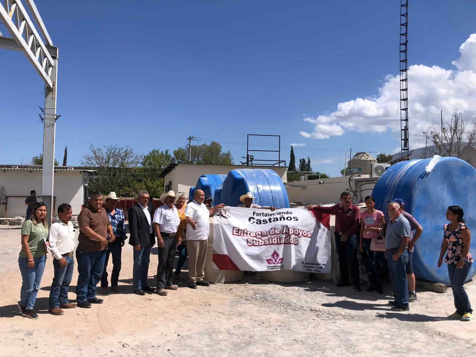 Entregan 41 tinacos