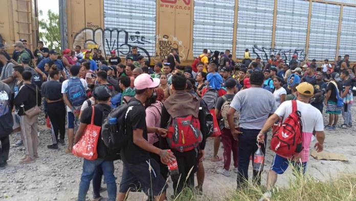 ¡Llegan cientos de migrantes a PN! Venían a bordo del tren