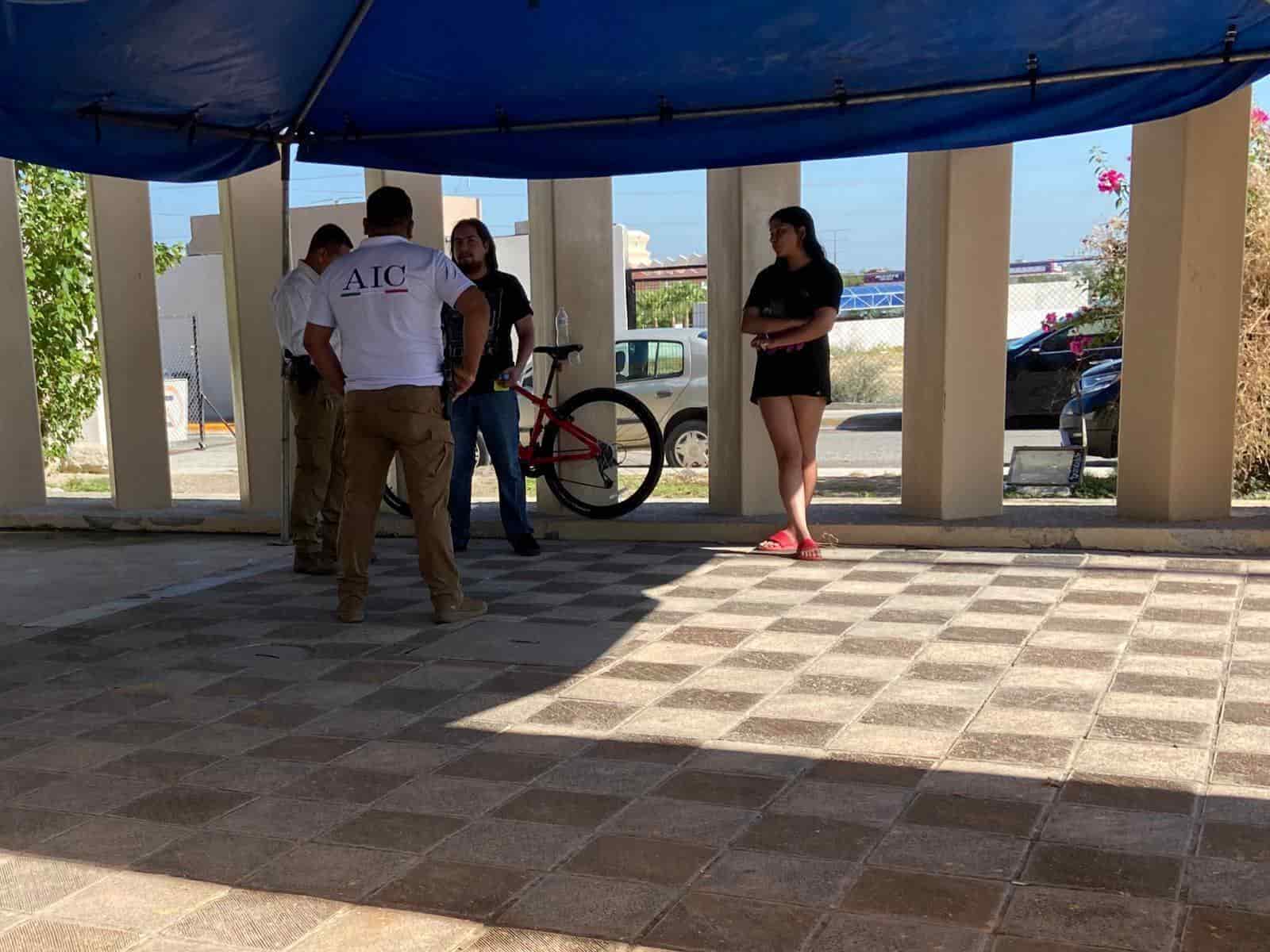 ¡Sigue detenida mujer que robó auto texano!