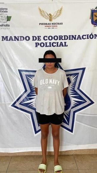 ¡Sigue detenida mujer que robó auto texano!