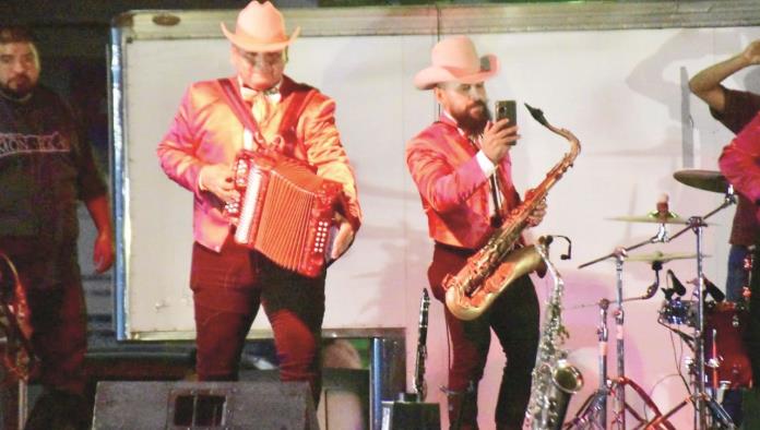Festeja SB con Grupo Monarka