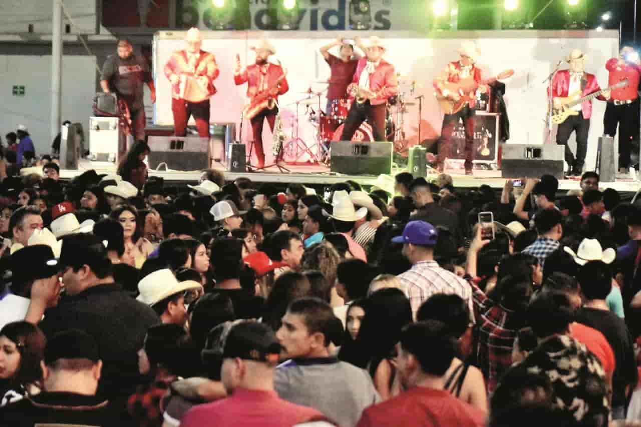 Festeja SB con Grupo Monarka