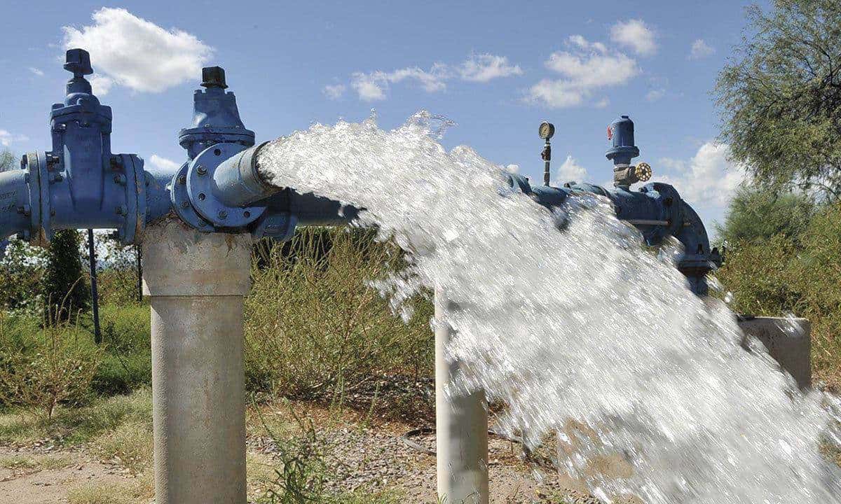 Ante la necesidad de cuidar el agua, en Coahuila obligarán a empresas a consumir líquido tratado.