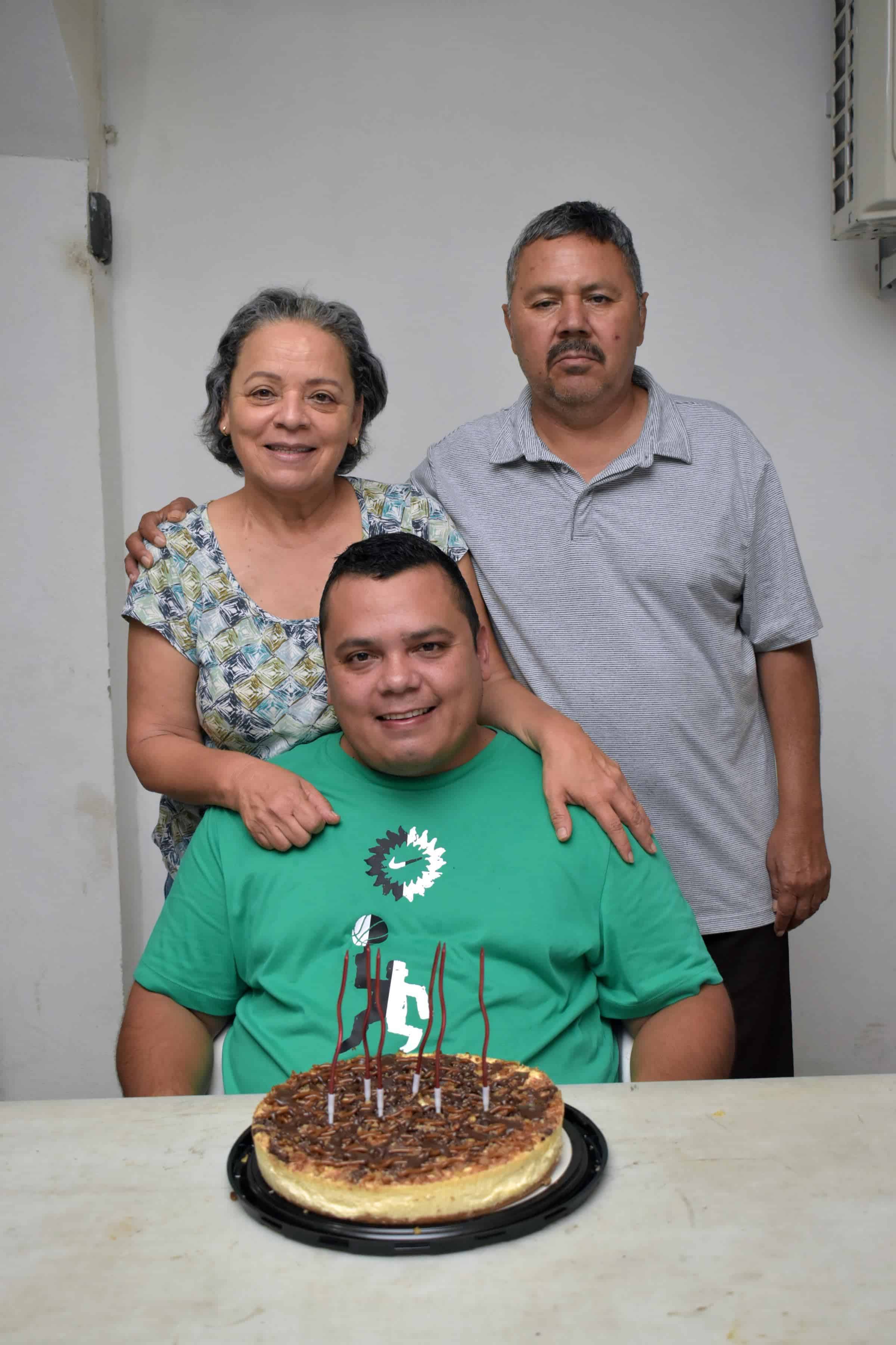 Festejan cumpleaños de Ramón