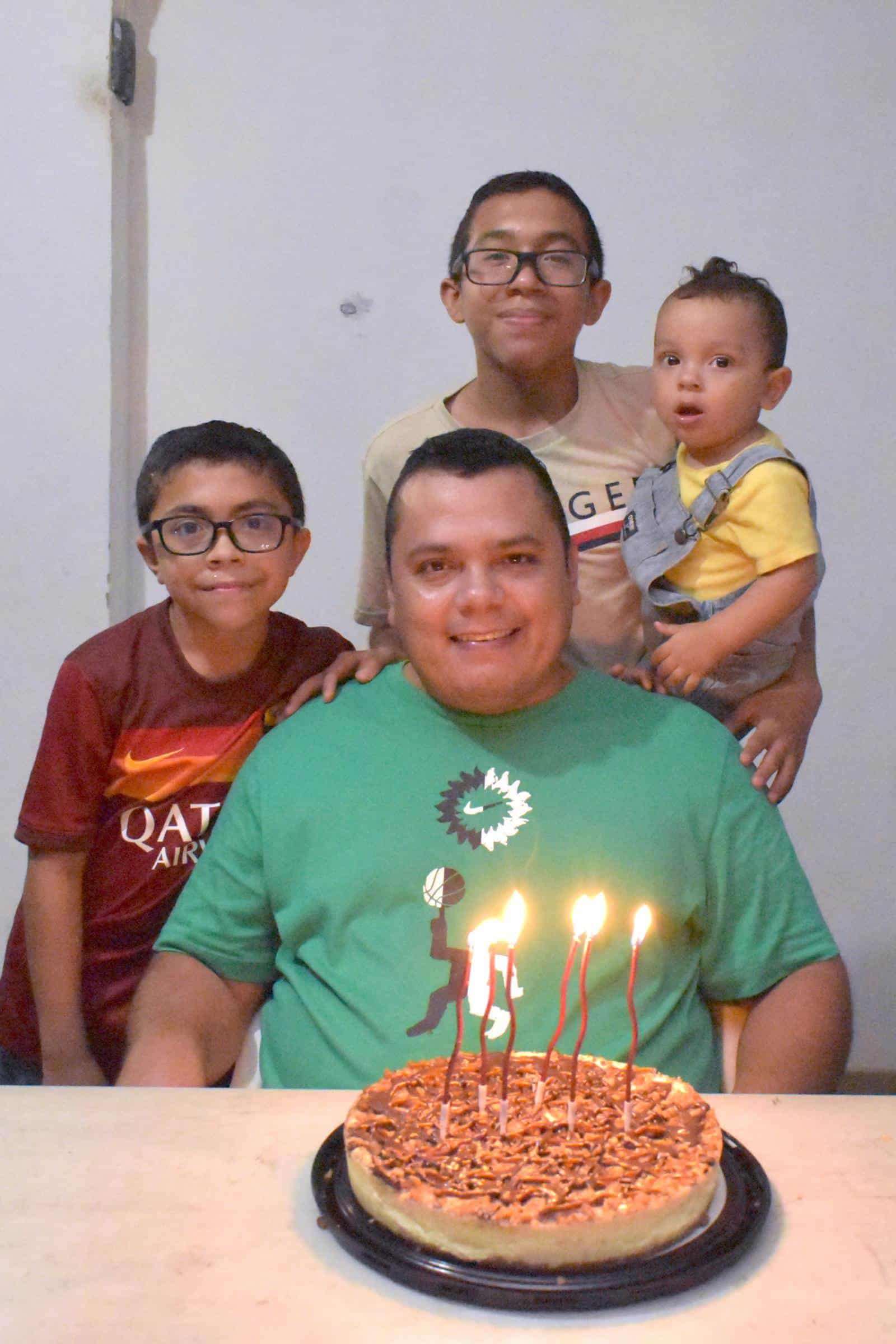 Festejan cumpleaños de Ramón