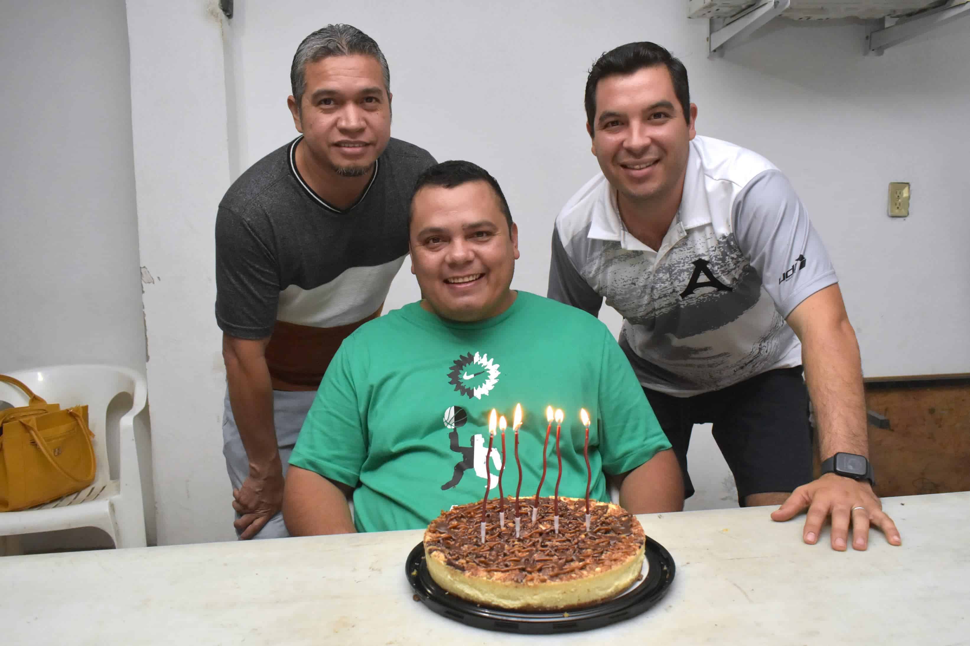Festejan cumpleaños de Ramón