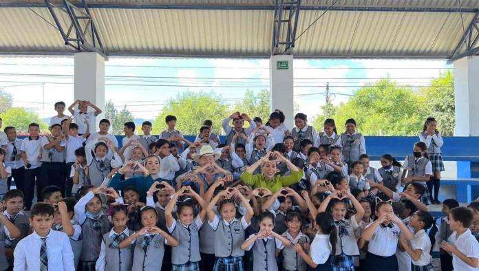 Apoya Tania a 3 escuelas