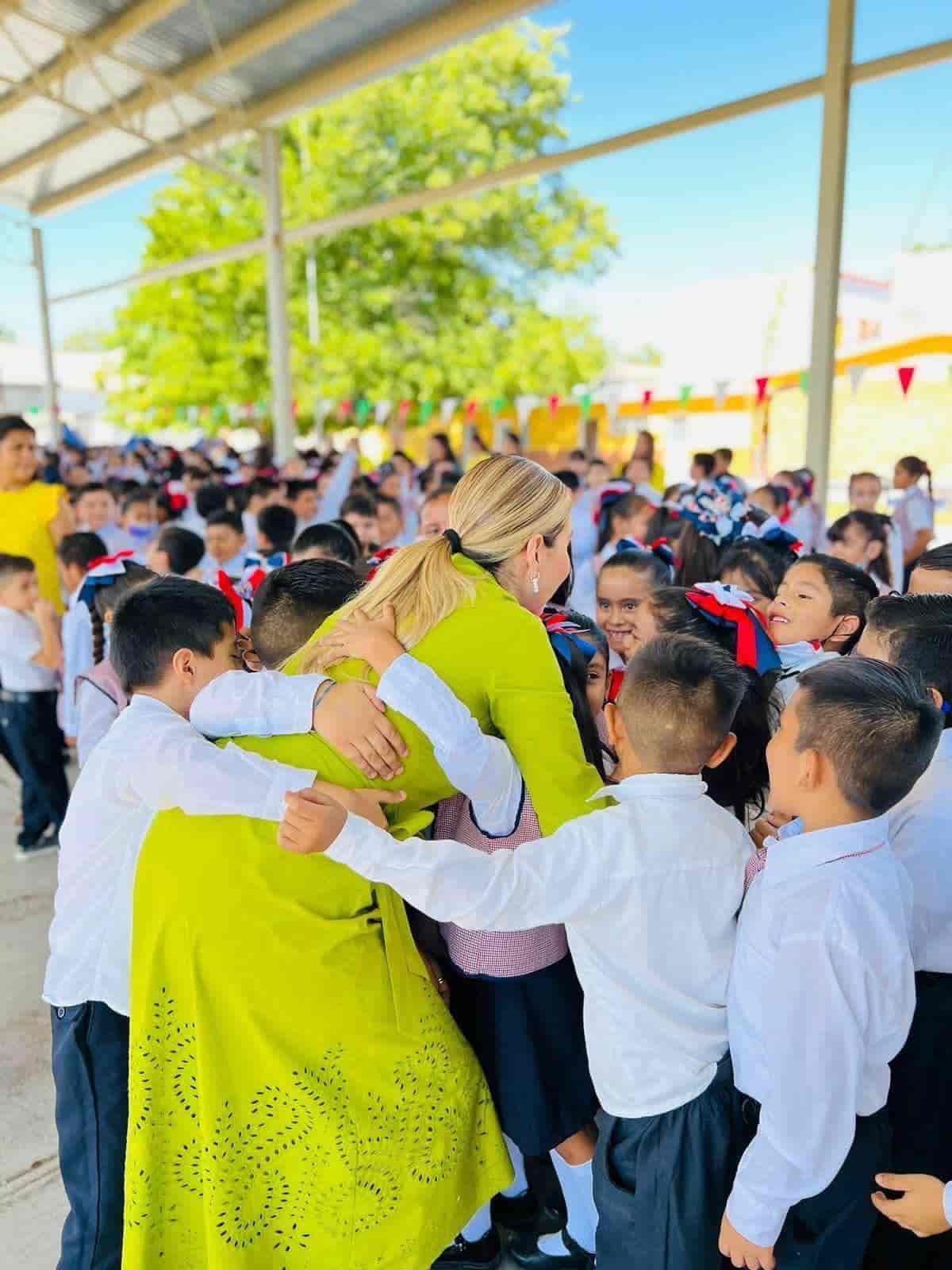 Apoya Tania a 3 escuelas