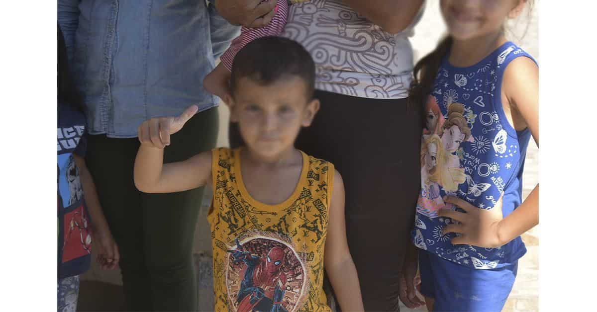 Huye familia de grupos armados