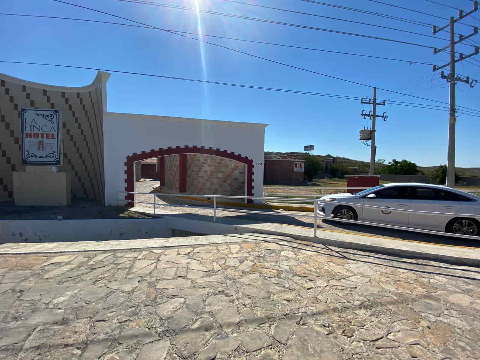 Hallan un muerto en baño de hotel