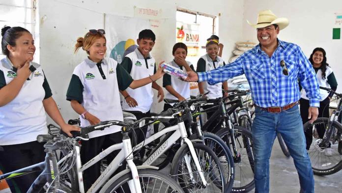 Entregan ‘bicis’ a alumnos rurales