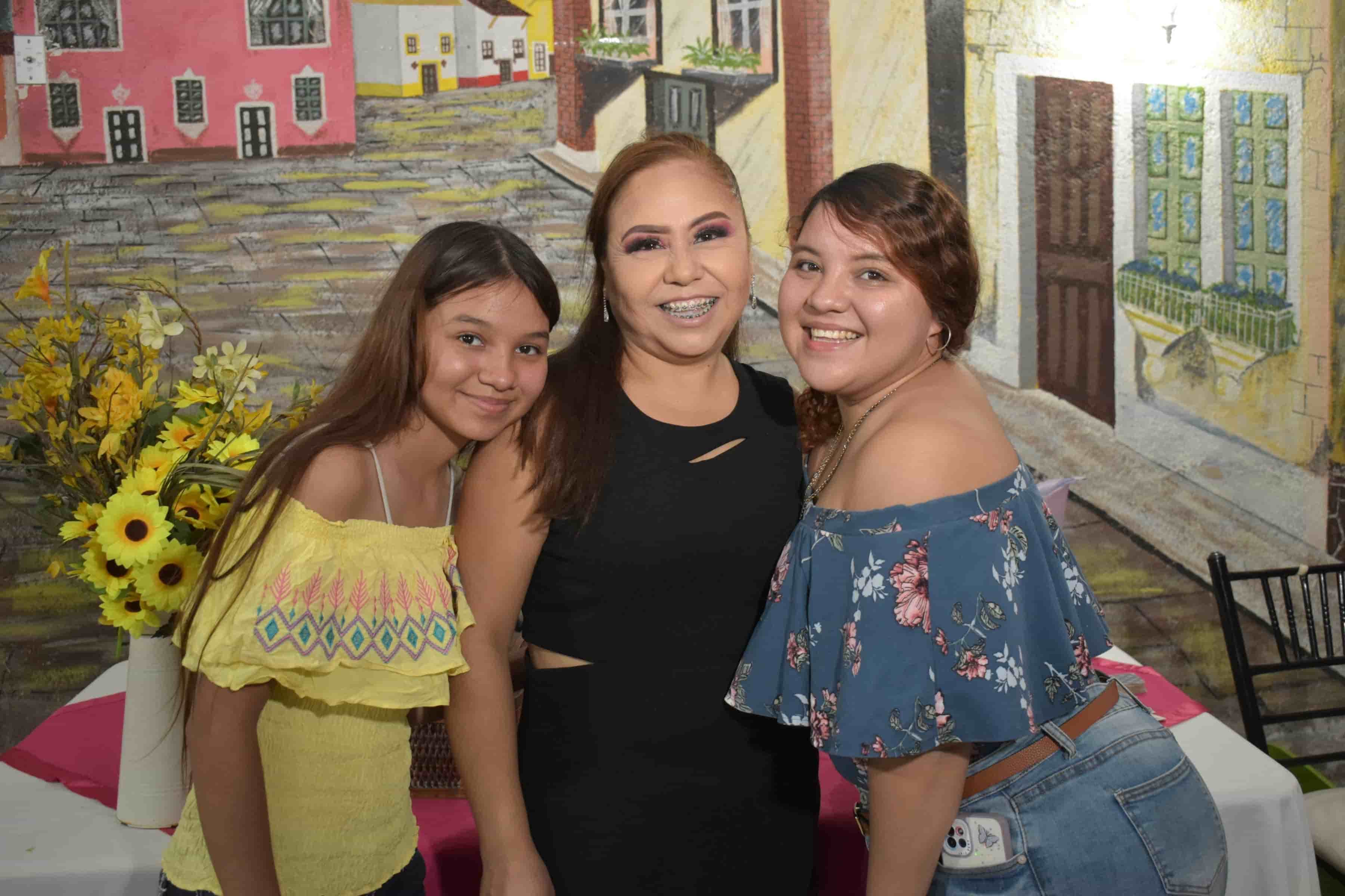 Festejan cumpleaños de Yazmín