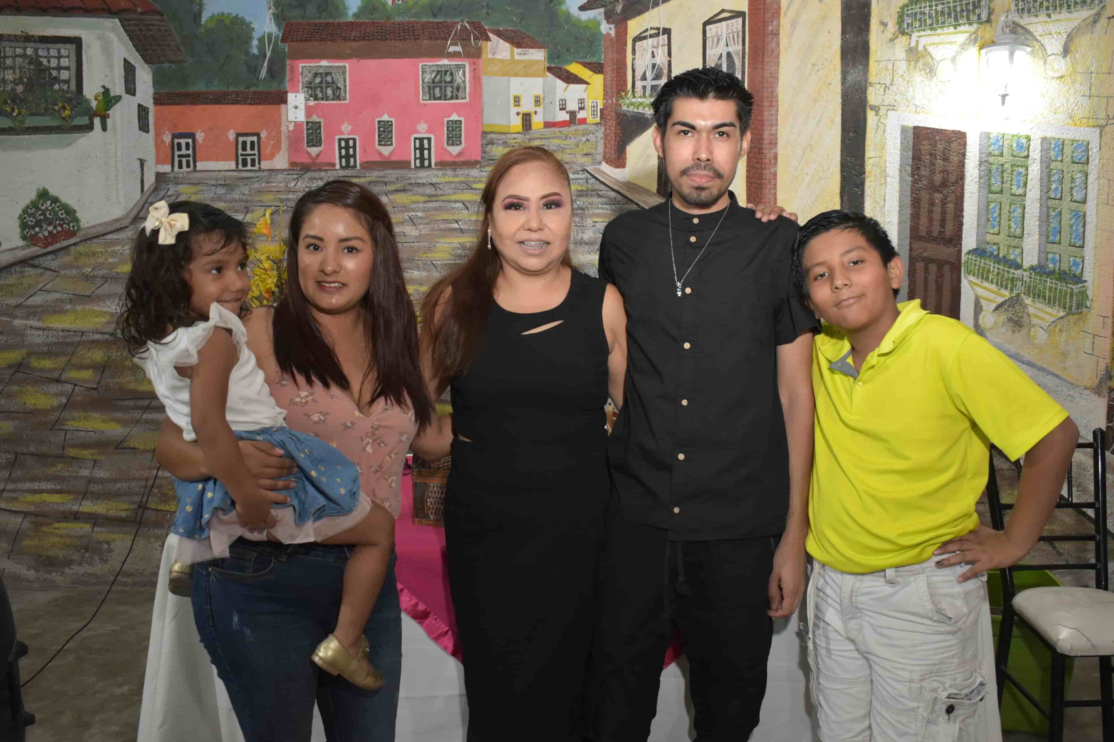 Festejan cumpleaños de Yazmín