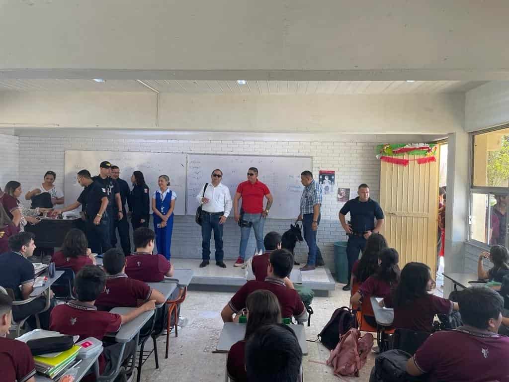 Revisan mochilas en el CBTIS # 36