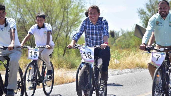 Reparten bicicletas a estudiantes