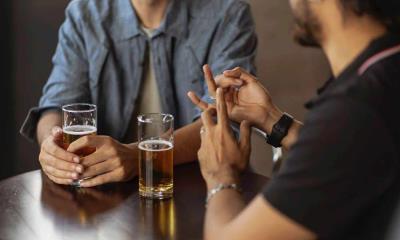 El alcohol puede aumentar la atracción sexual entre hombres heterosexuales: Estudio