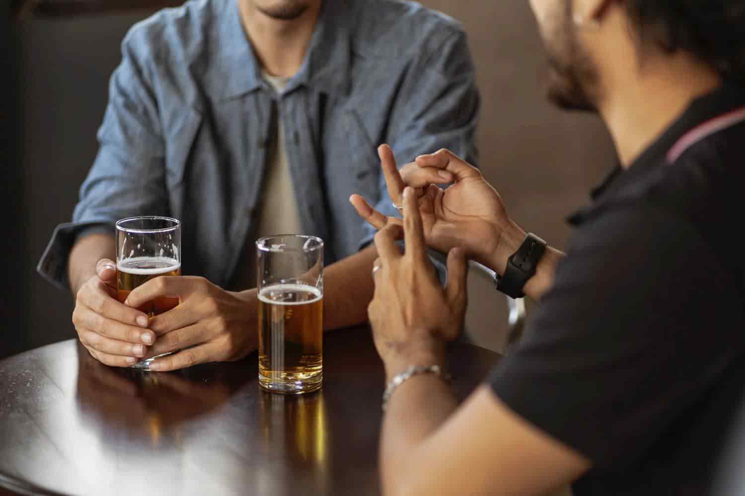 El alcohol puede aumentar la atracción sexual entre hombres heterosexuales: Estudio