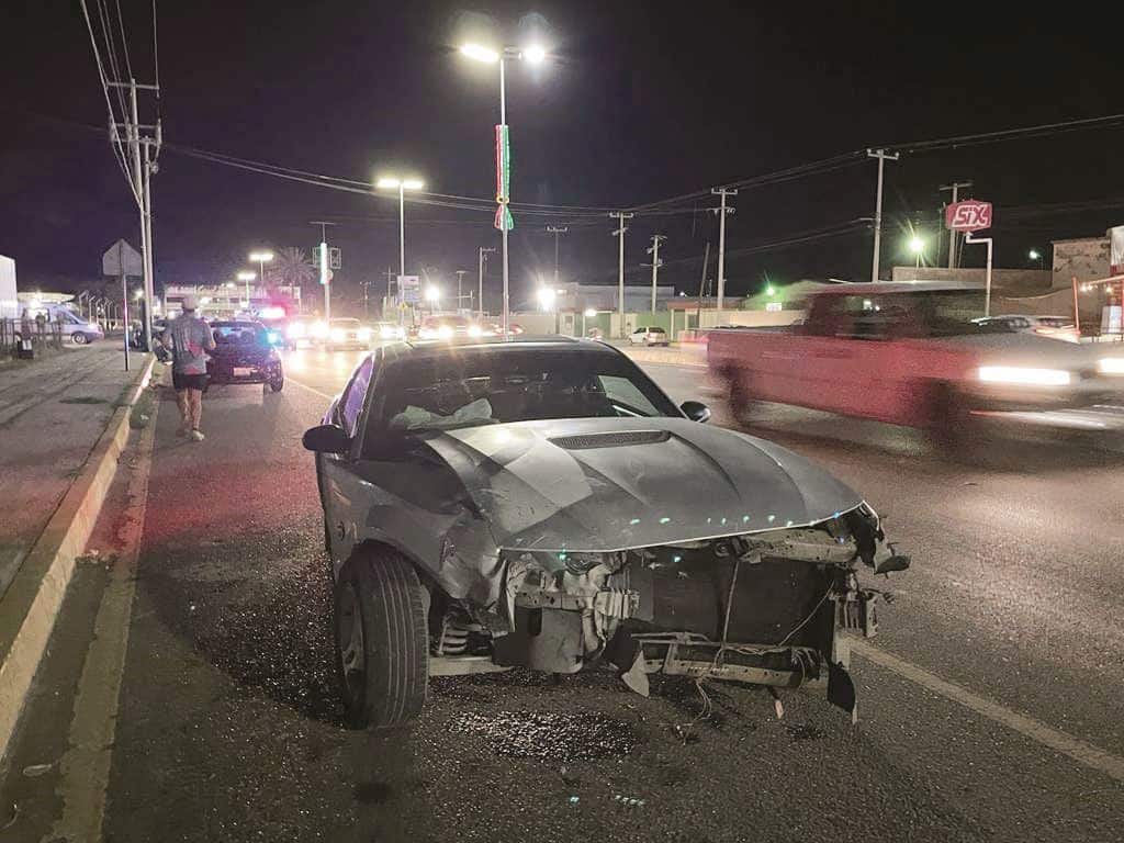Sale de la FCA y le pega a camioneta
