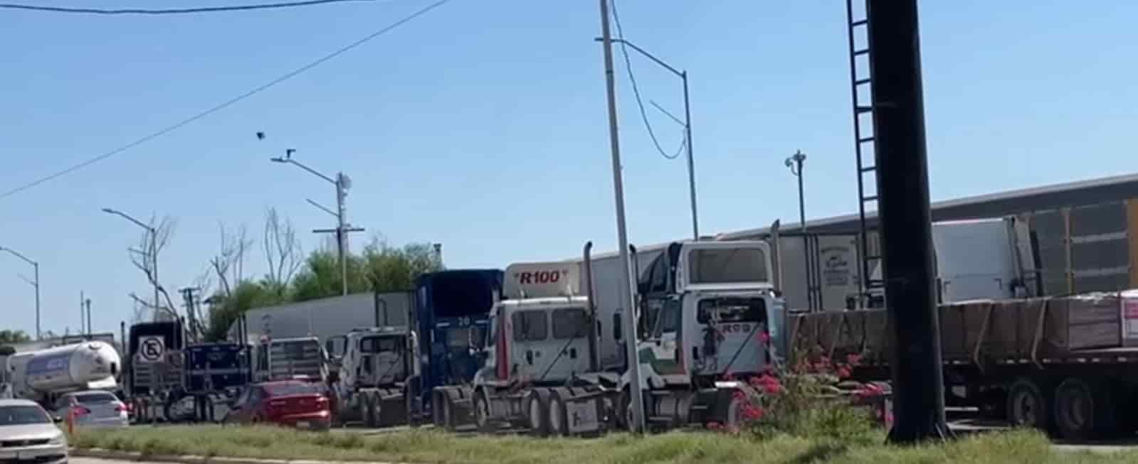 Solo cruzan 330 de 800; pierden comerciantes por no llegar a tiempo