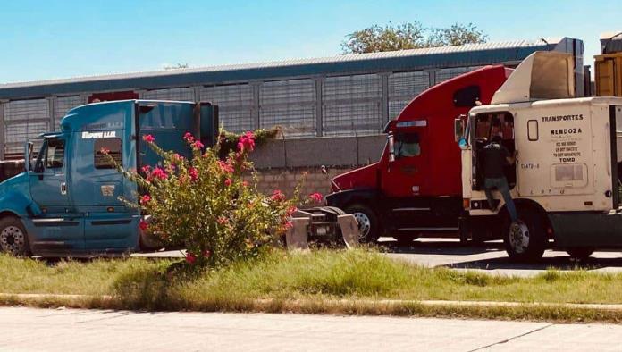Solo cruzan 330 de 800; pierden comerciantes por no llegar a tiempo