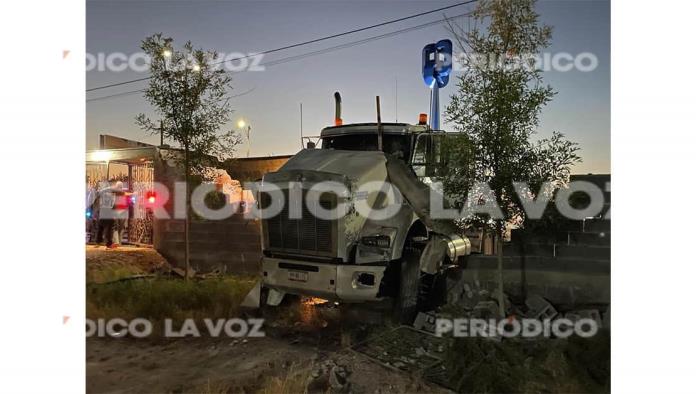 Se queda sin frenos y estrella tráiler en barda