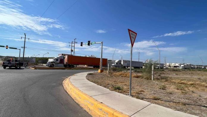 Intentan traileros cruzar por Acuña 