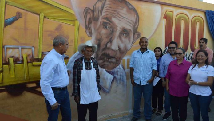 Develan en escuela el mural de “El Tío”