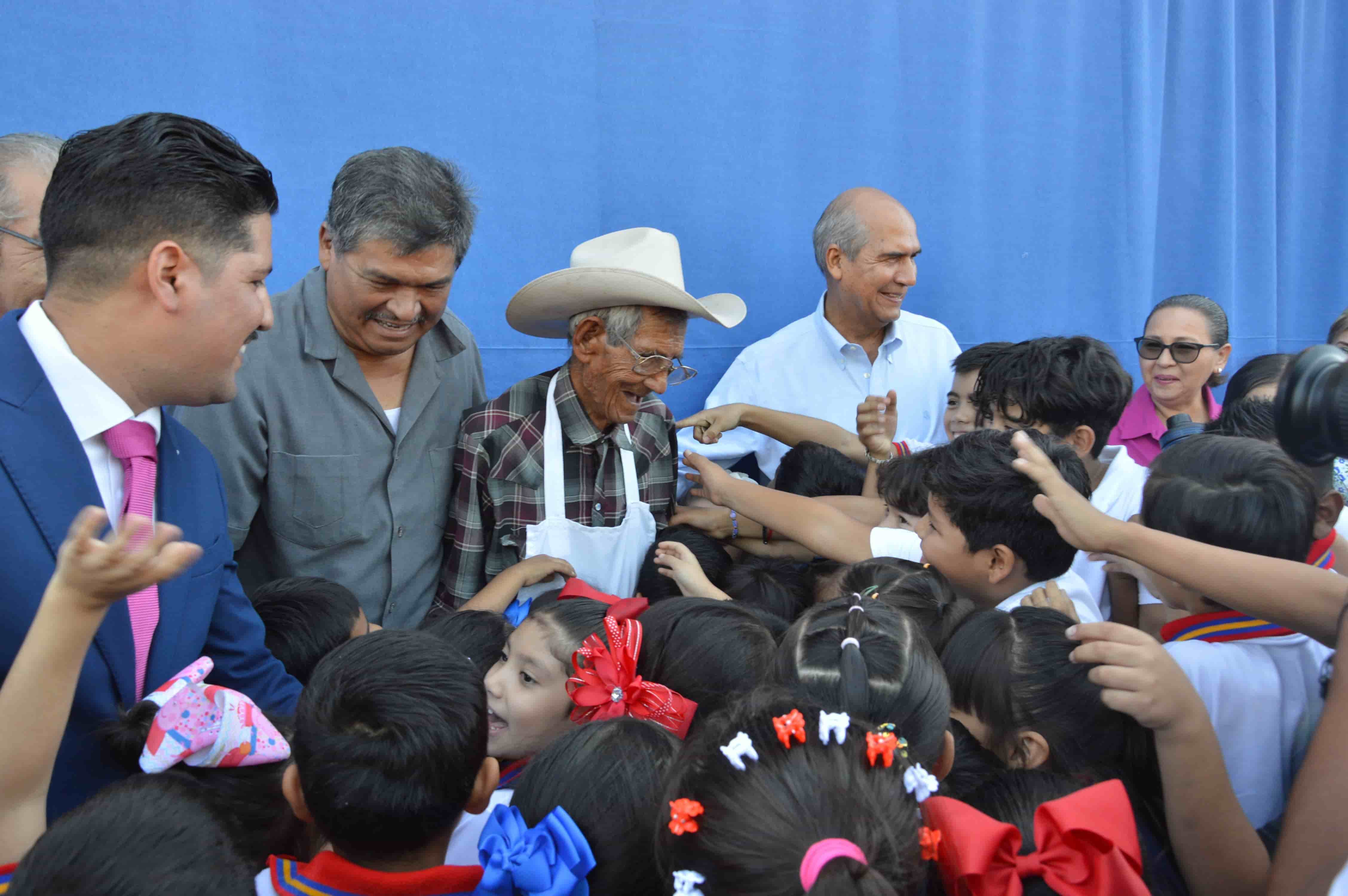 Develan en escuela el mural de “El Tío”